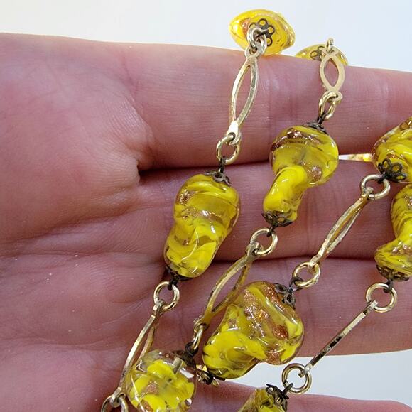 Vintage Yellow Glass Bead Necklace with Gold Tone Links and Barrel Clasp Closure - Picture 8 of 10